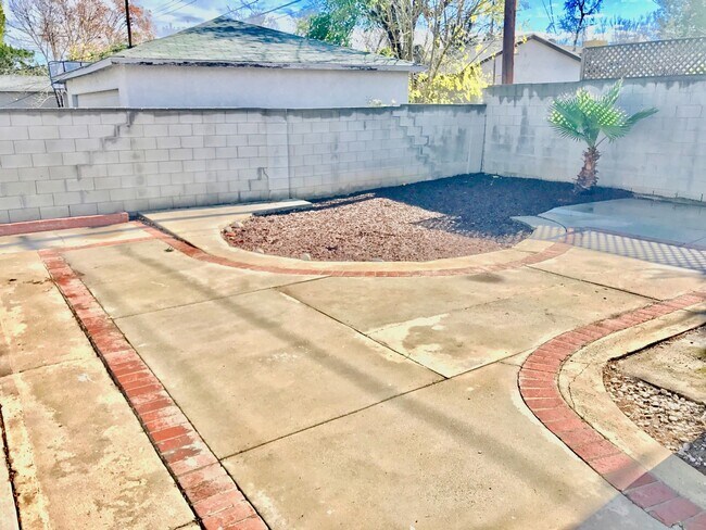 Building Photo - Beautiful 3 Bed + 2 Bath + Den/Office + Backyard