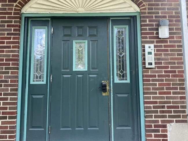 Building Photo - 412 W Parkwood Dr