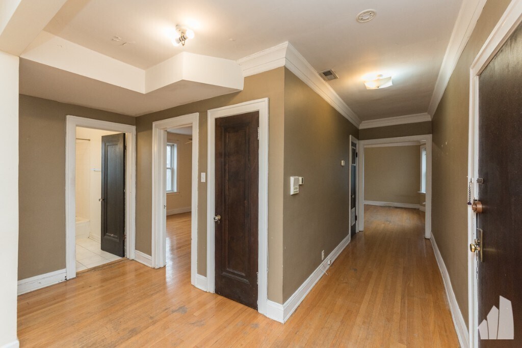 Building Photo - 4918 N Hermitage Ave