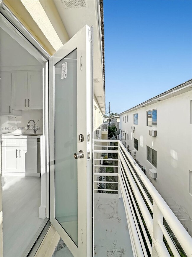 Building Photo - 955 Bay Dr