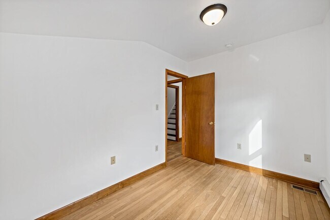Building Photo - Spacious 4 Bedroom | 1.5 Bath | 1 Car Garage For Rent -Northampton PA