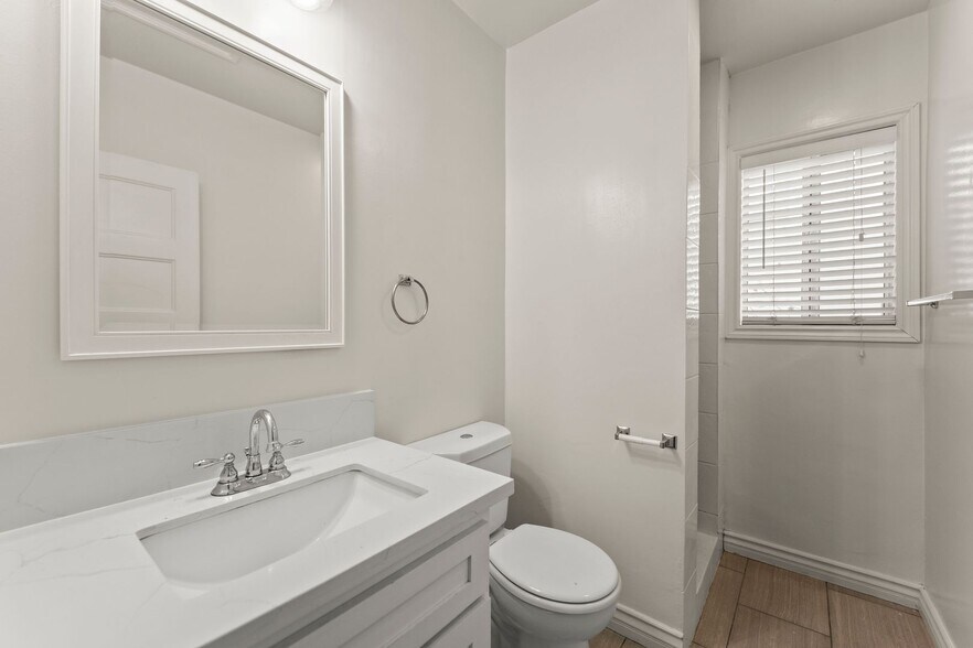 Building Photo - 4104 E 7th St