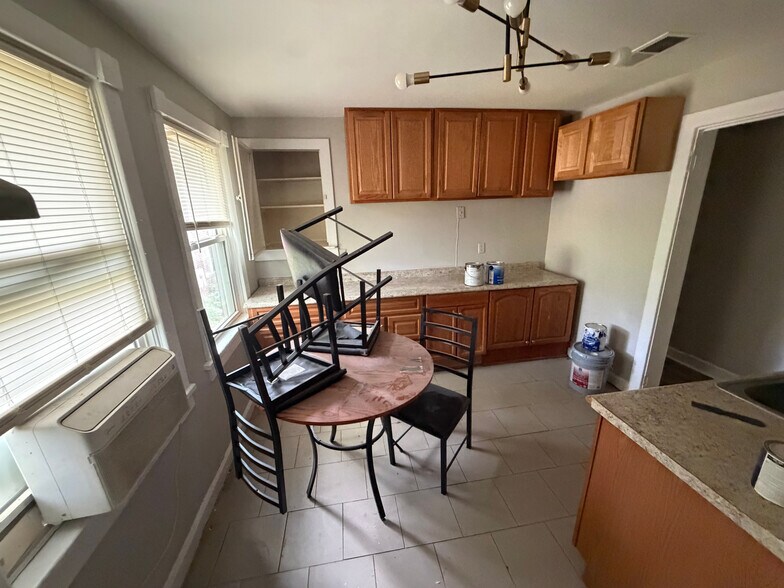 Building Photo - Room in Duplex on M.L.K. Jr Dr SW