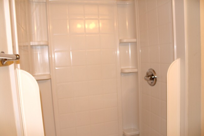 Standing shower in master bathroom - 6118 Hedgecock Cir