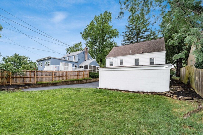 Building Photo - 884 S Chesterfield Rd