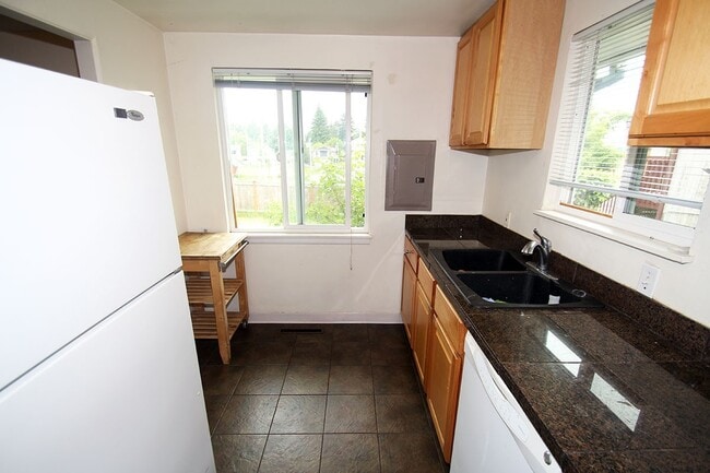 Building Photo - CHARMING 2 BED WEDGWOOD HOME W WOOD FLOORS, LARGE SHED, & LARGE LOT!