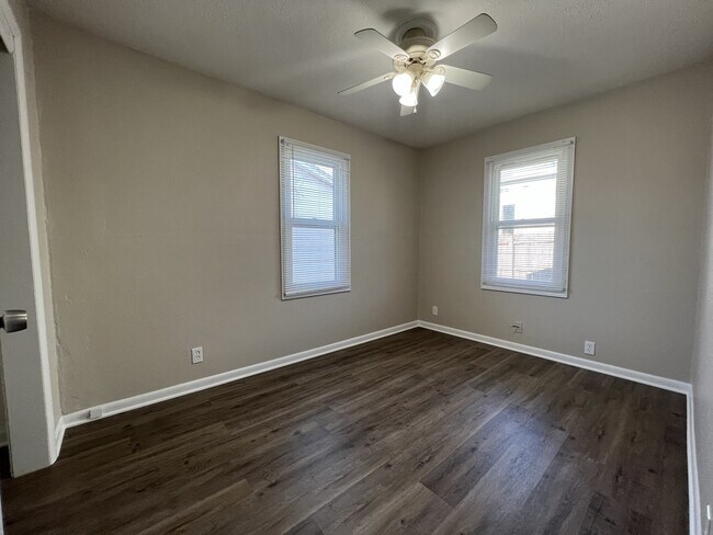 Building Photo - 4304 SE 8th St