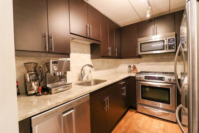 Building Photo - 357 Varick St