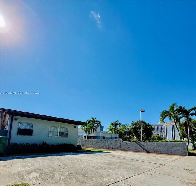 Building Photo - 3690 SW 24th St