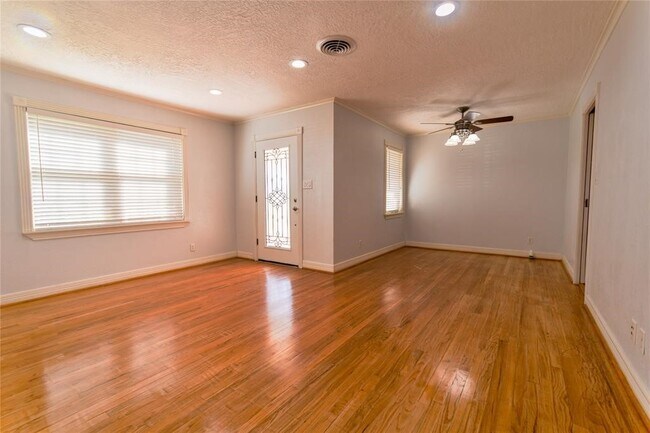 Building Photo - 10518 Hazelhurst Dr