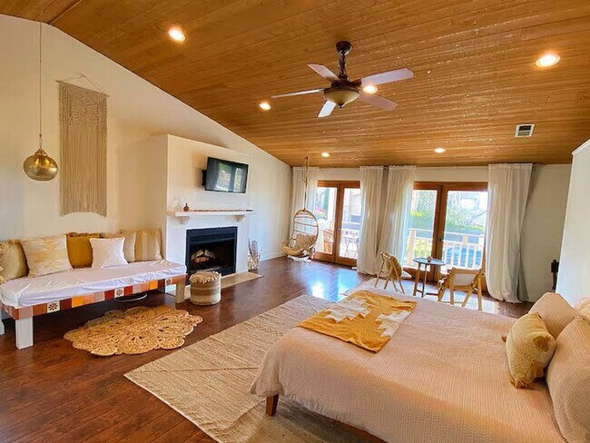 Building Photo - Luxe 3-Bedroom, 3-Bath Beach Home in Encinitas – w Furnished Option! Showing Today!