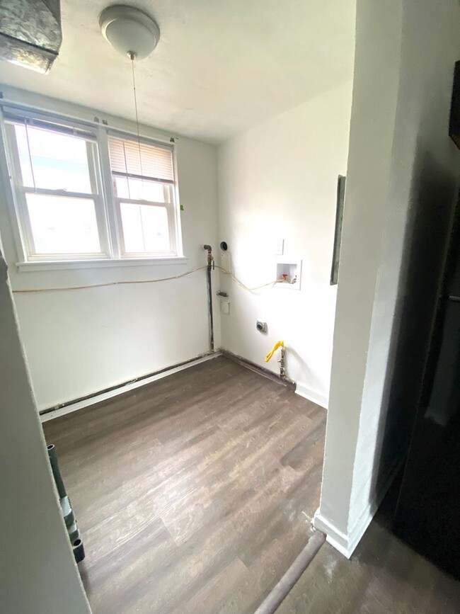 Building Photo - Renovated Split Level Townhome!