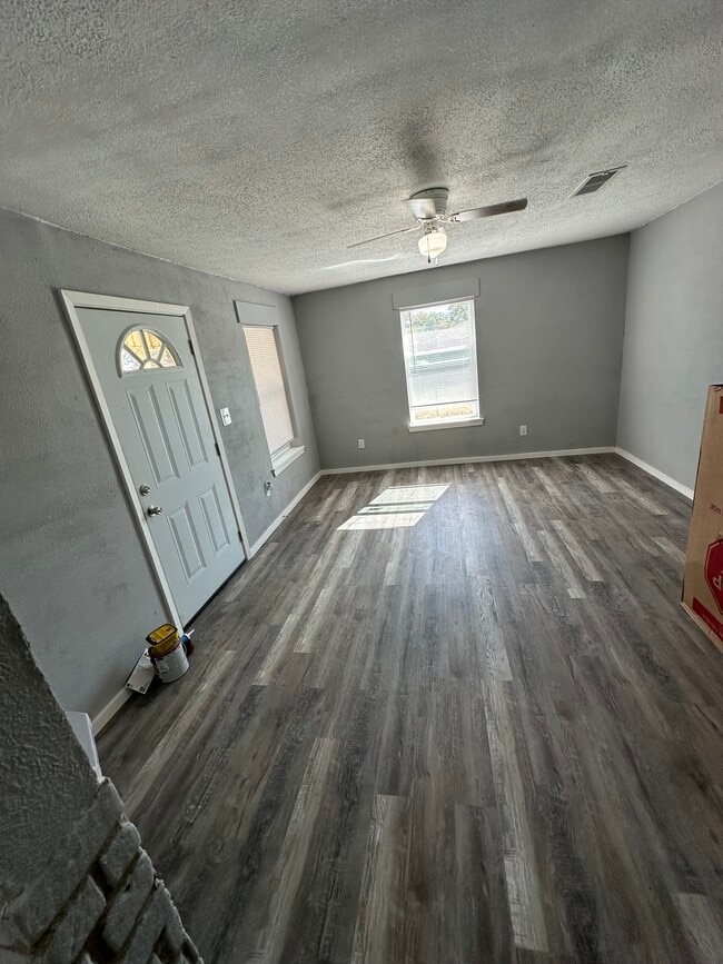 Building Photo - 500 College St