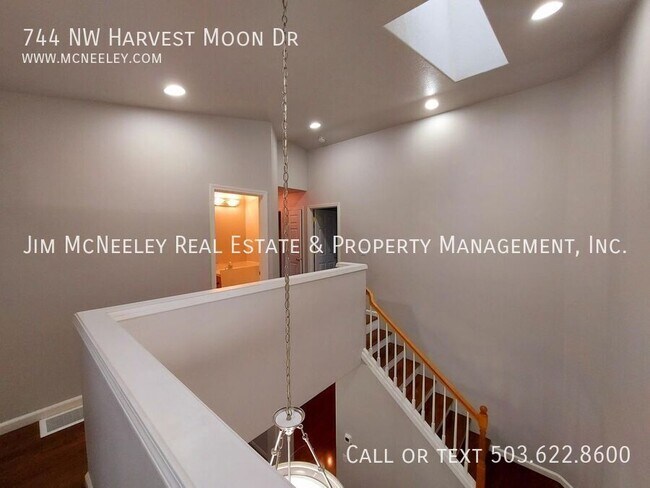Building Photo - 744 NW Harvest Moon Dr