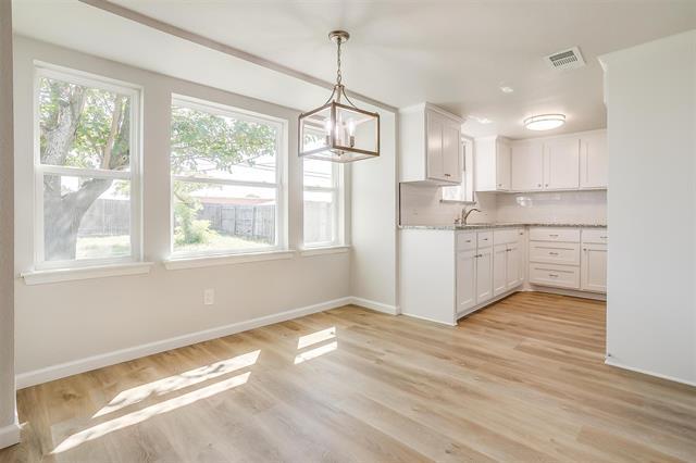 Building Photo - 921 Willow Cir S