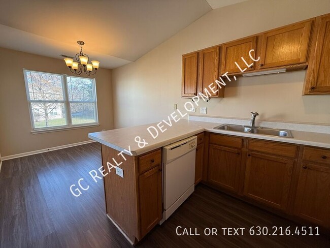 Building Photo - ***2 BDRM / 2ND FLOOR / WASHER & DRYER IN ...