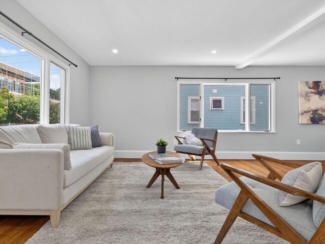 Building Photo - 111 Sharon St