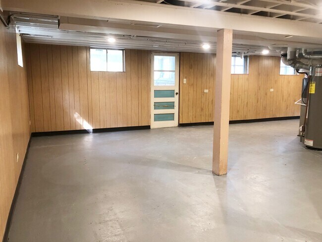 Building Photo - 23940 N Lakeside Dr