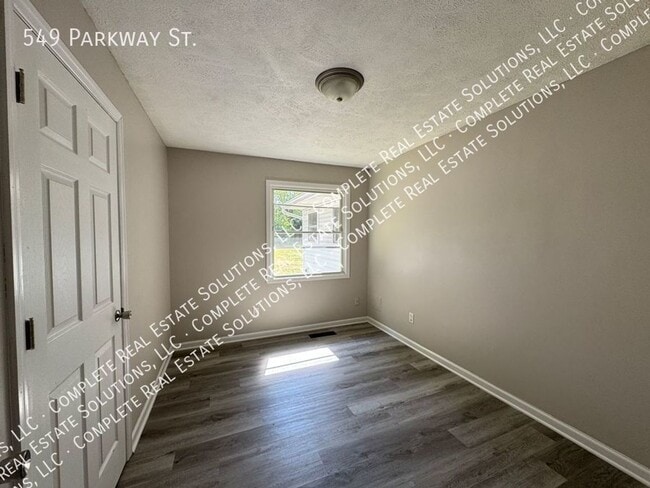 Building Photo - 549 Parkway St
