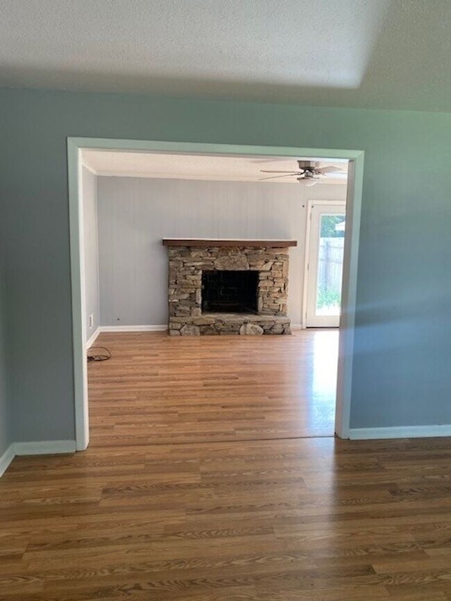 Building Photo - Brick Ranch Home in Pine Valley