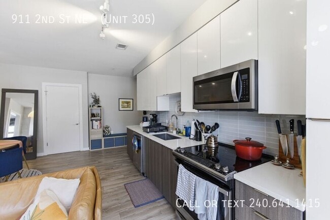 Building Photo - 911 2nd St NE