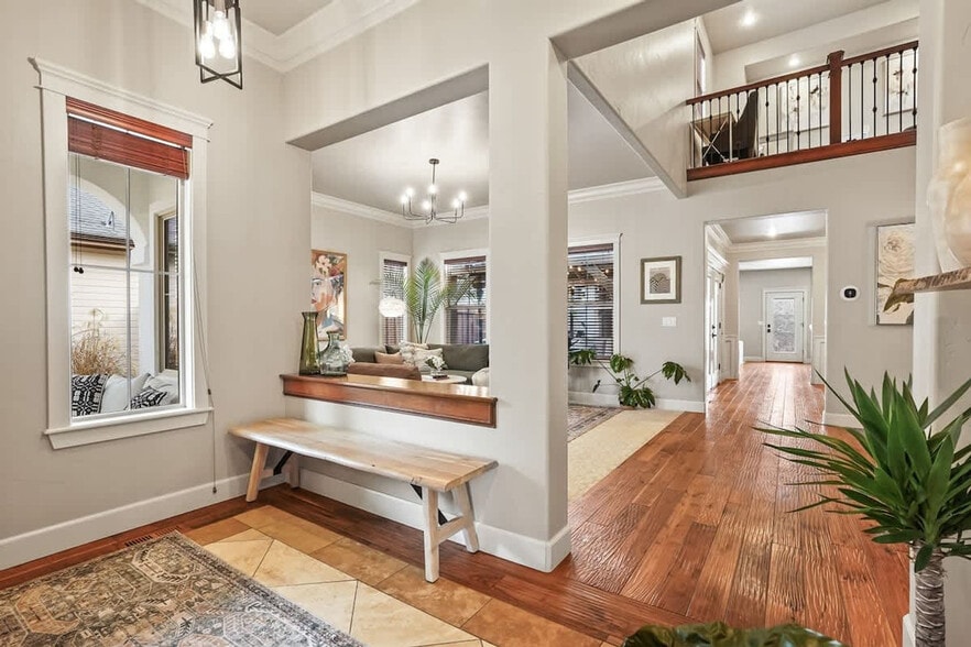 Building Photo - 611 E San Pedro St