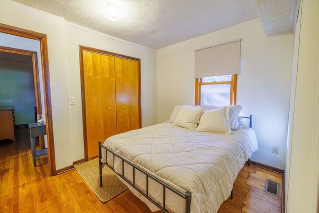 Building Photo - 2536 E 8th St