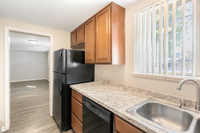 Building Photo - 895 Dahlia St