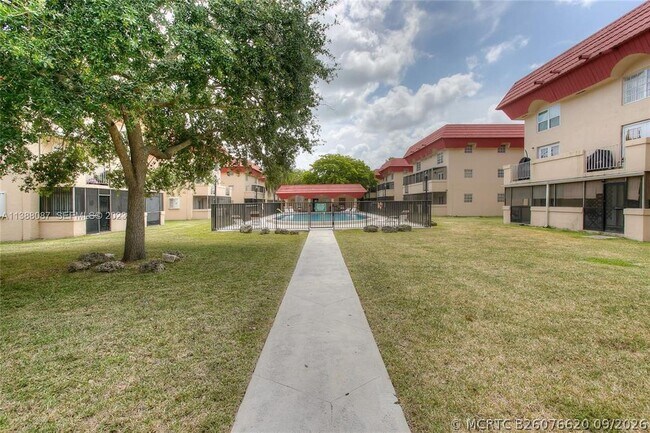 Building Photo - 10907 N Kendall Dr