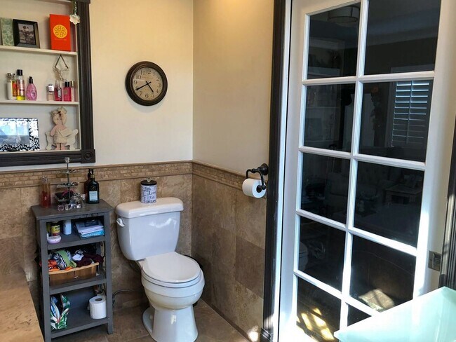 Building Photo - 5 Bed 3 Bath House With Amazing Salt Water Pool!