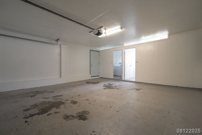 Building Photo - UPGRADED 4BR 2BA House in MANOA with SPLIT...