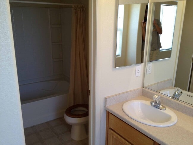 Building Photo - Two Story townhouse with one car garage.