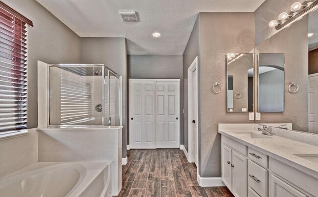 Building Photo - 14284 W Woodbridge Ave