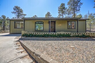 Building Photo - Freshly remodeled 3 bedroom, 2 bathroom ho...