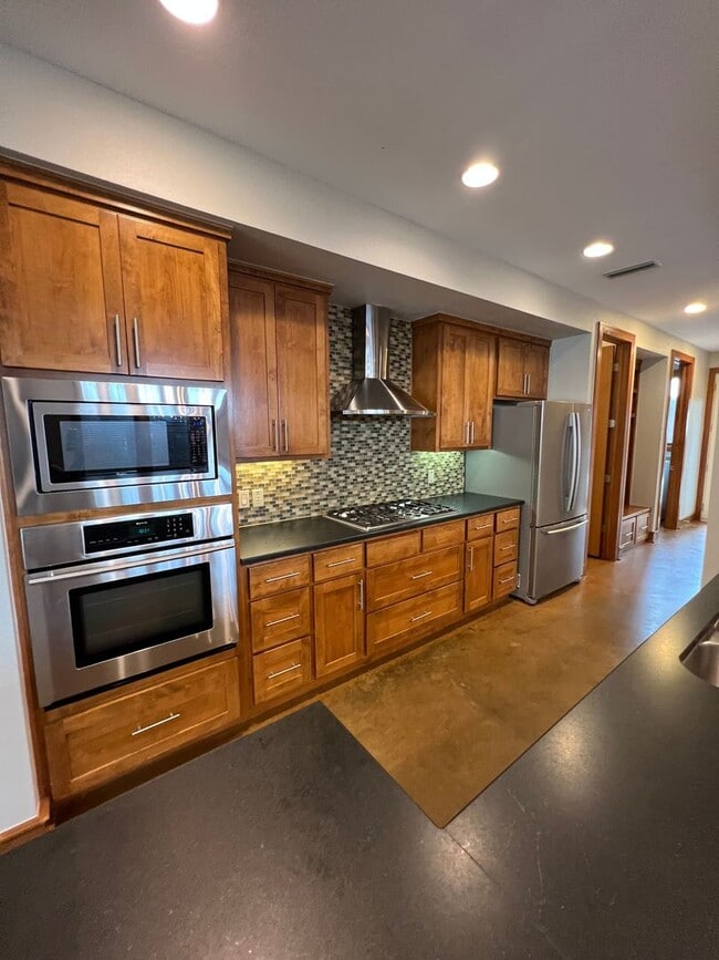 Building Photo - Luxury Home - Close to UT