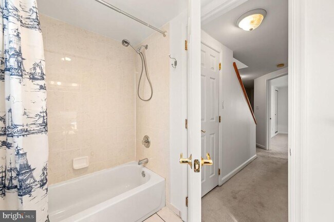 Building Photo - 985 N Randolph St