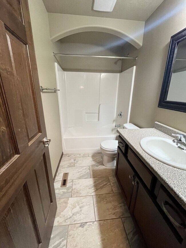 Building Photo - Gorgeous 4 Bed/3 Bath Home in Great Location!