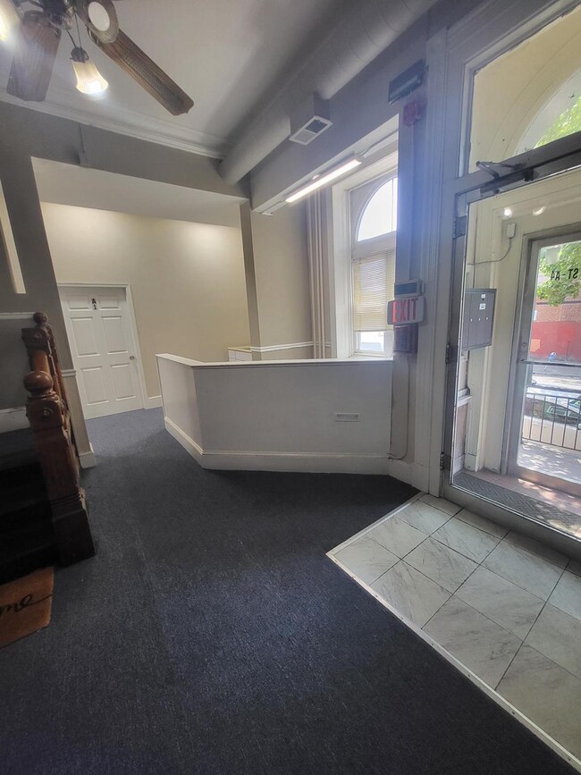 Building Photo - 2 W 21st St