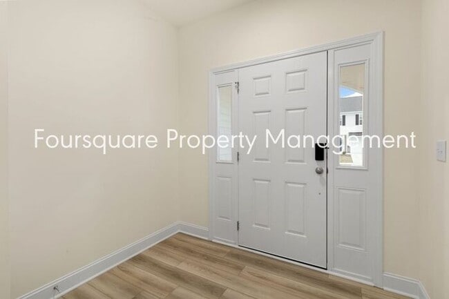 Building Photo - Townhome! | Back Patio with Privacy Fence|...
