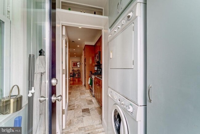 Building Photo - 602 14th Pl NE