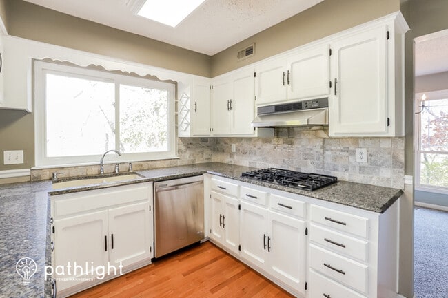 Building Photo - 5409 NW Foxhill Rd, Parkville, MO, 64152
