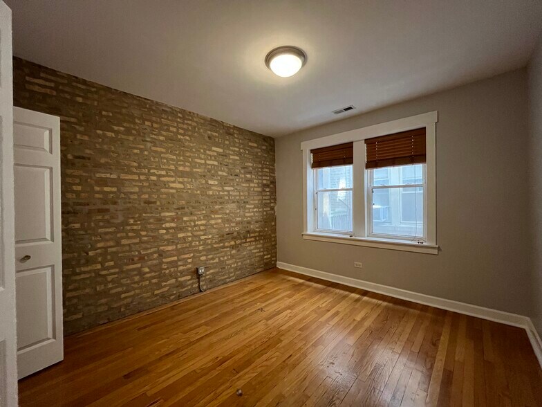 Primary Photo - 4938 N Winthrop Ave