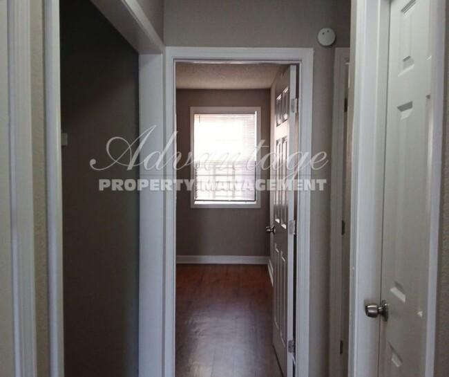 Building Photo - Newly painted 2 bedroom 1 bath duplex - Fr...