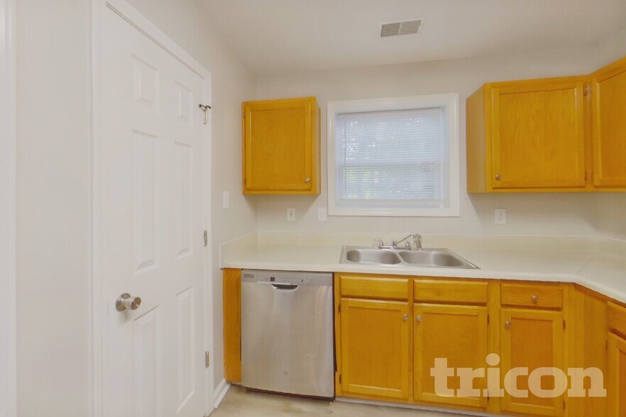 Building Photo - 562 Chisolm Way
