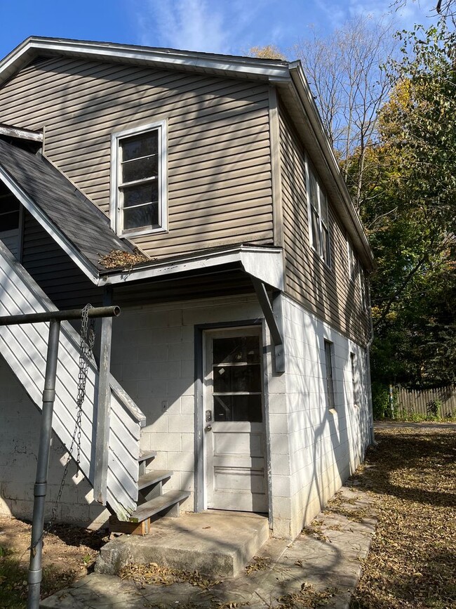 Building Photo - 4-Bedroom, 1-Bath Single Family Home