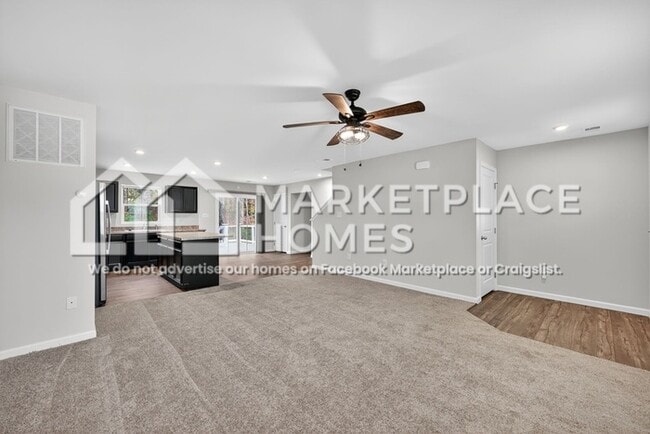 Building Photo - 807 Sun Vly Wy