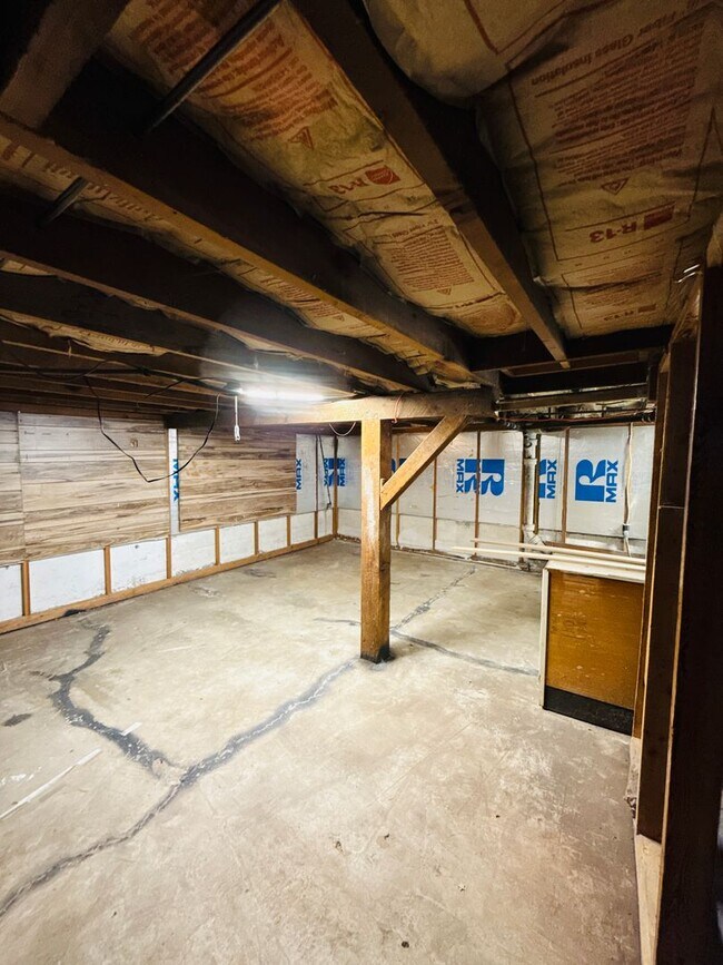 Building Photo - Charming bungalow with off street parking ...