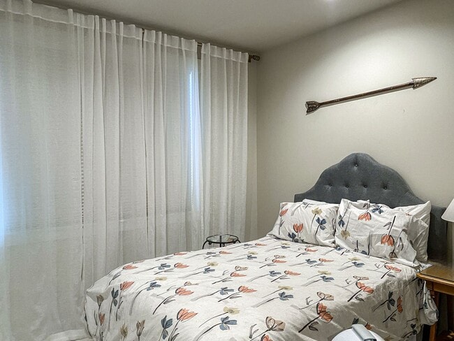 Building Photo - 3 Bedroom, 2 Bath with Spectacular Views o...