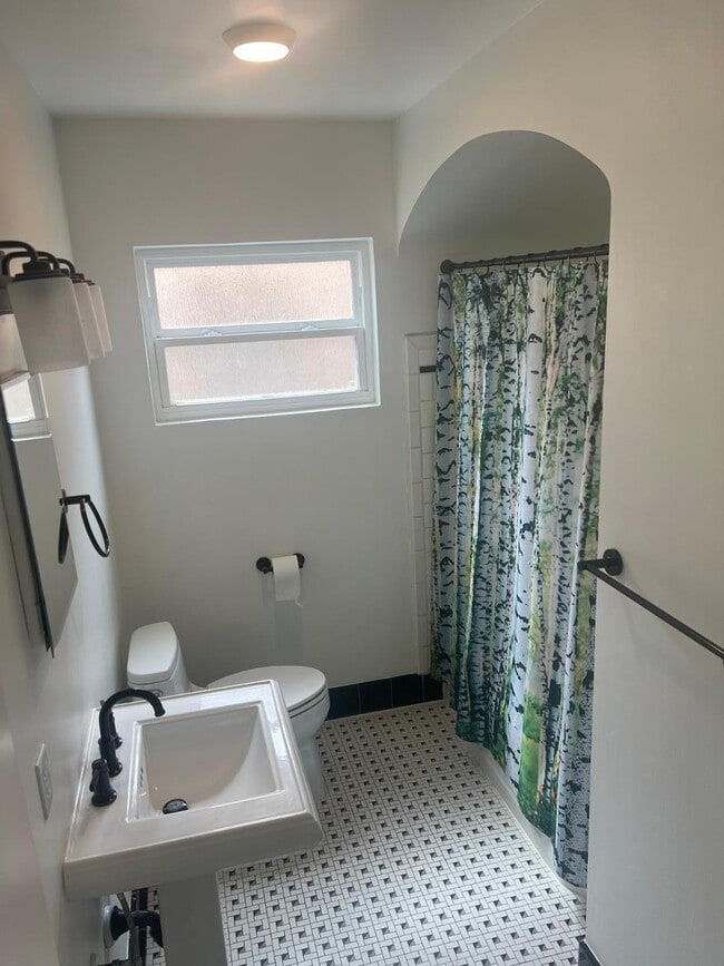 Building Photo - 630 Bryn Mawr Dr NE