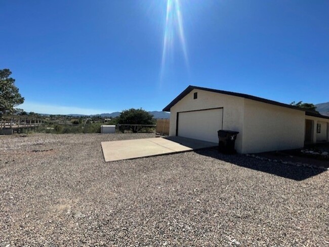 Building Photo - 3 Bedroom 2 Bath home with great views - C...